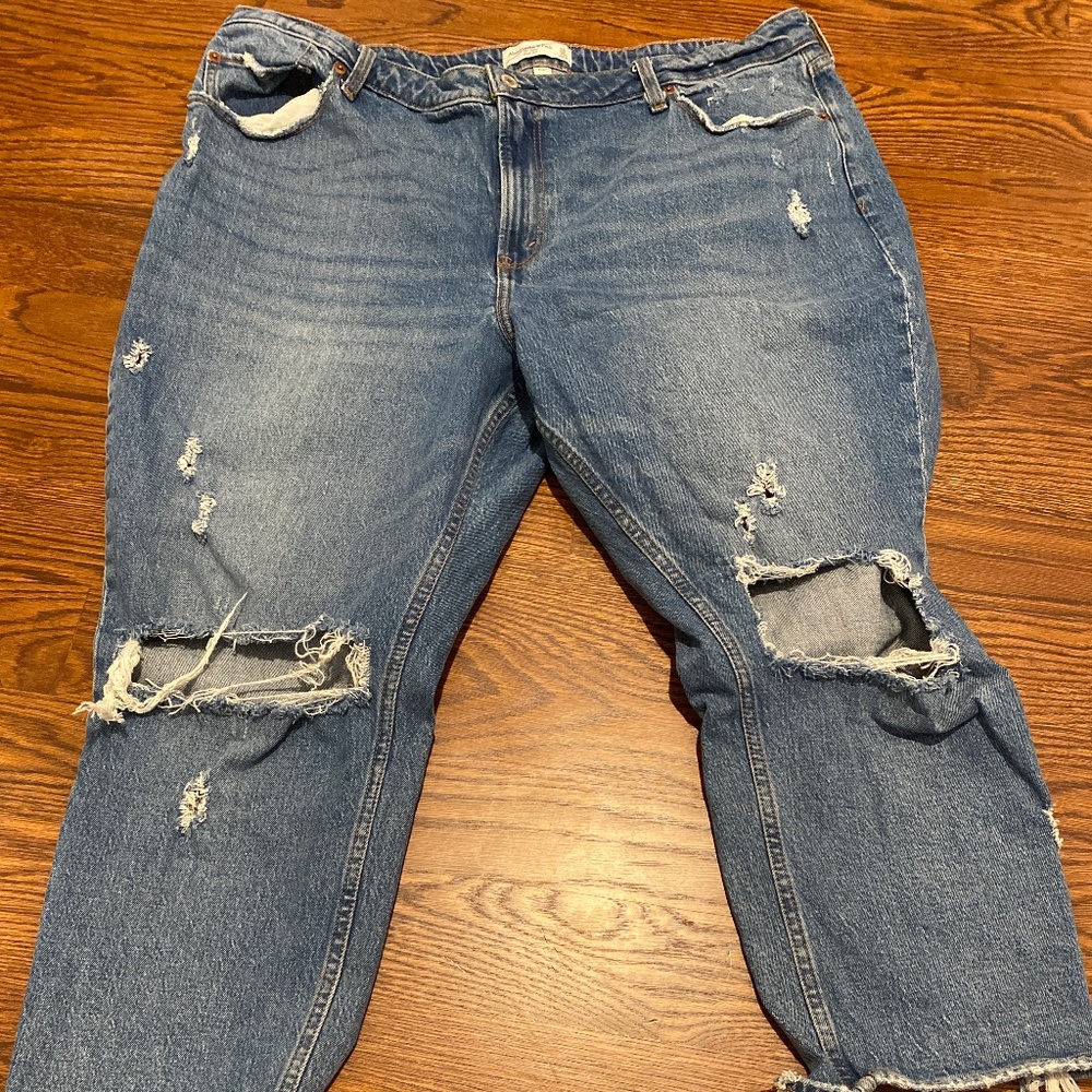 Brand New (No Tags) Abercrombie Curve Love Distressed High Rise Mom Jeans (20 S)